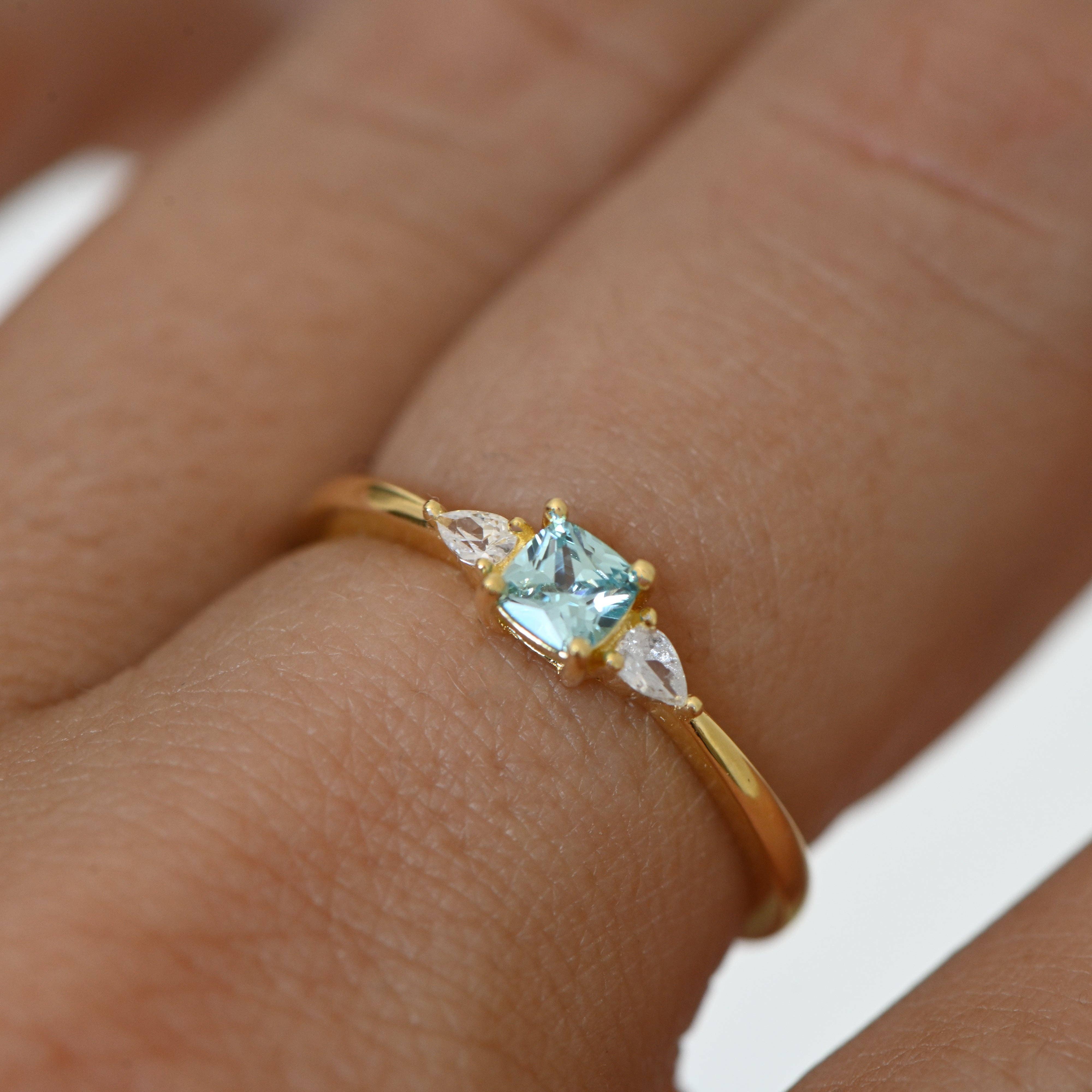 Aquamarine Ring: Gold