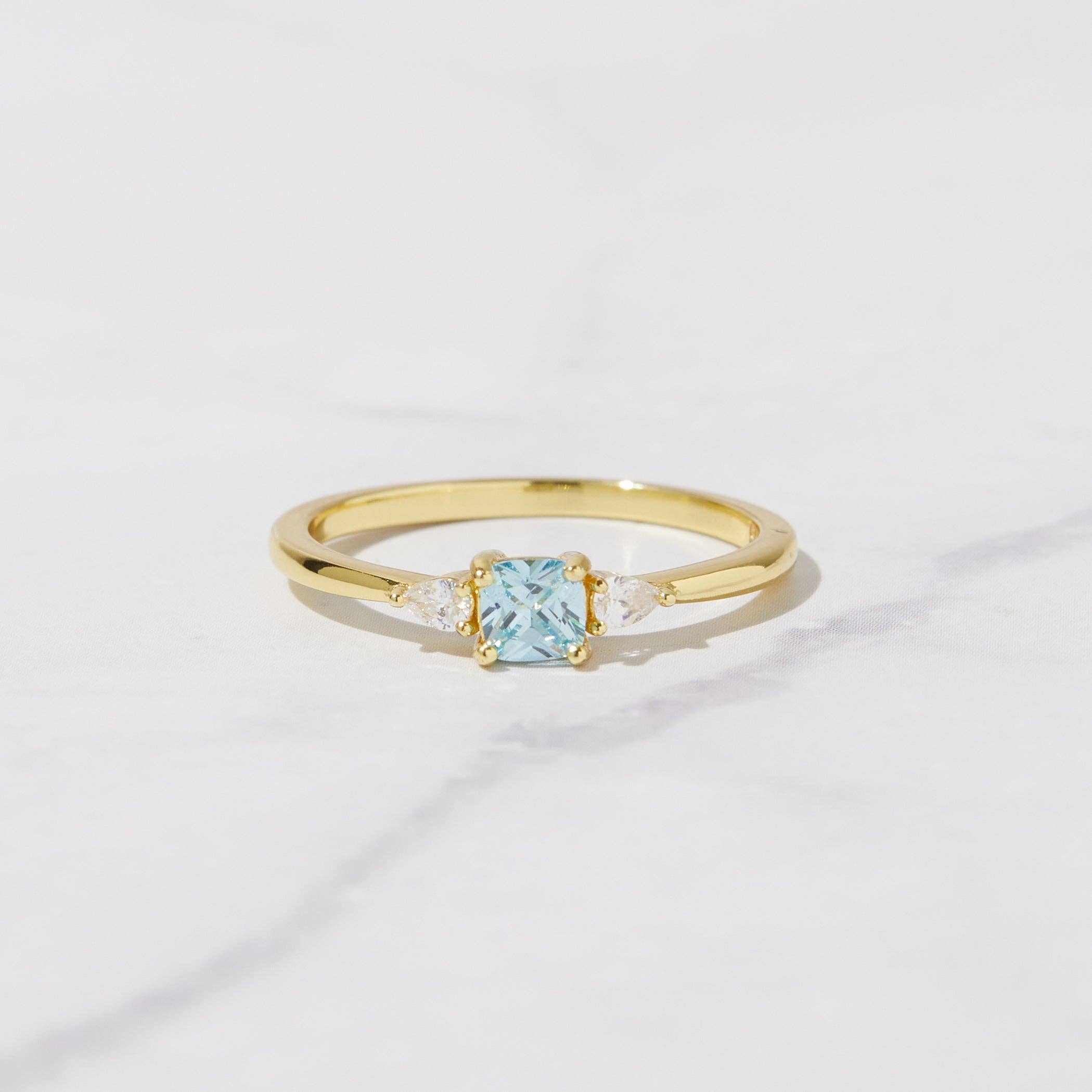 Aquamarine Ring: Gold