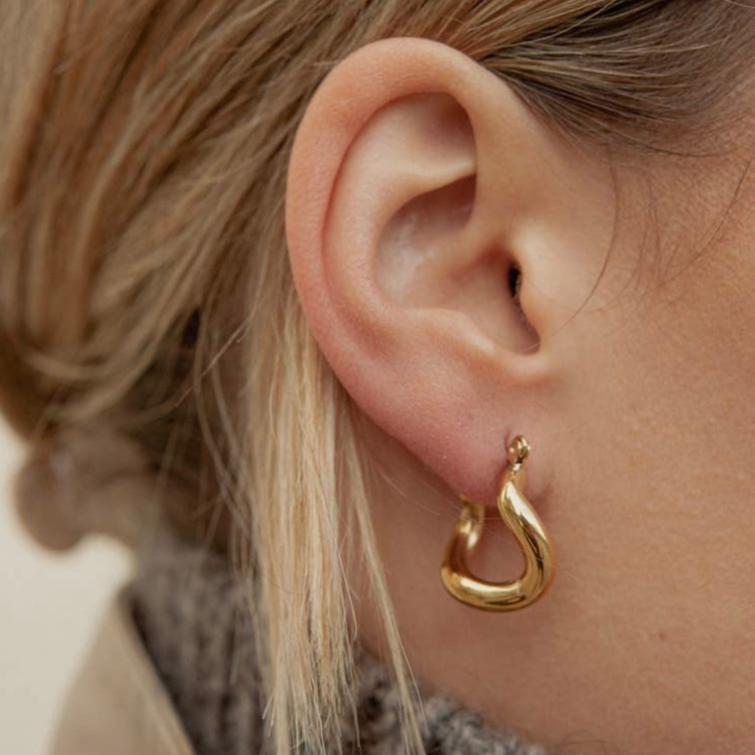 Fluid Hoop Earrings - Gold